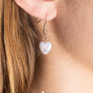 Brandy Melville pearl heart earrings